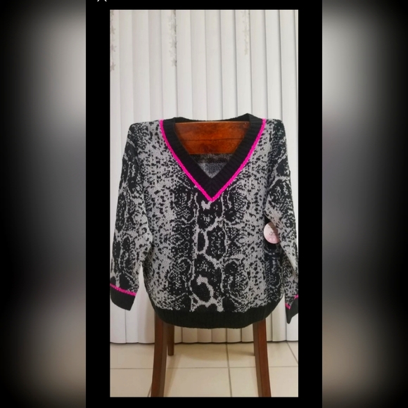 NWT FULL CIRCLE CHEETAH/SNAKE PYTHON PRINT HOT PINK SWEATER BARBIECORE BLK & GRY - Picture 1 of 5